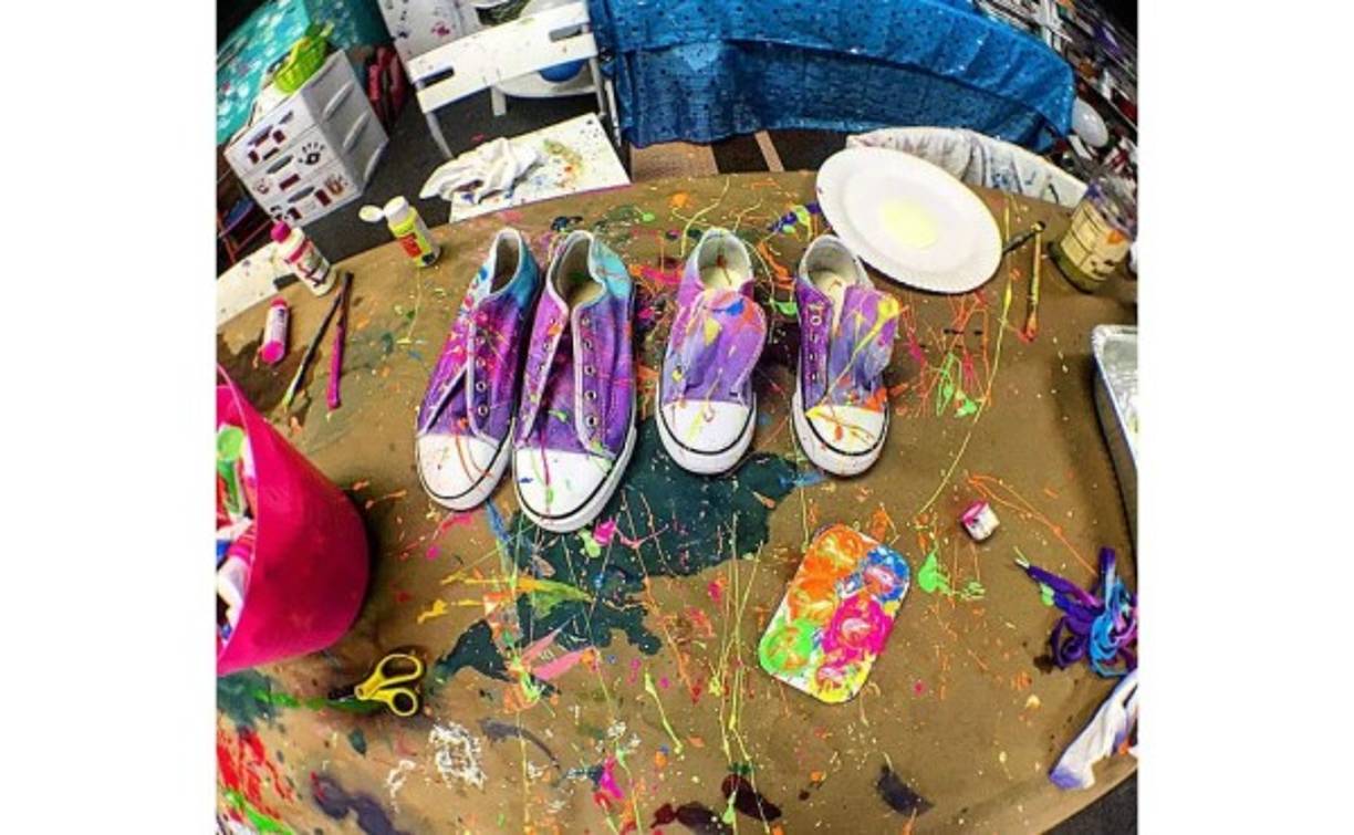 “Sabrina creando. Siempre a su lado, amándola”, escribió la interprete de “Arrasando” el pasado miércoles en el pie de la foto que muestra a su nena en un estudio pintando unas zapatillas deportivas.