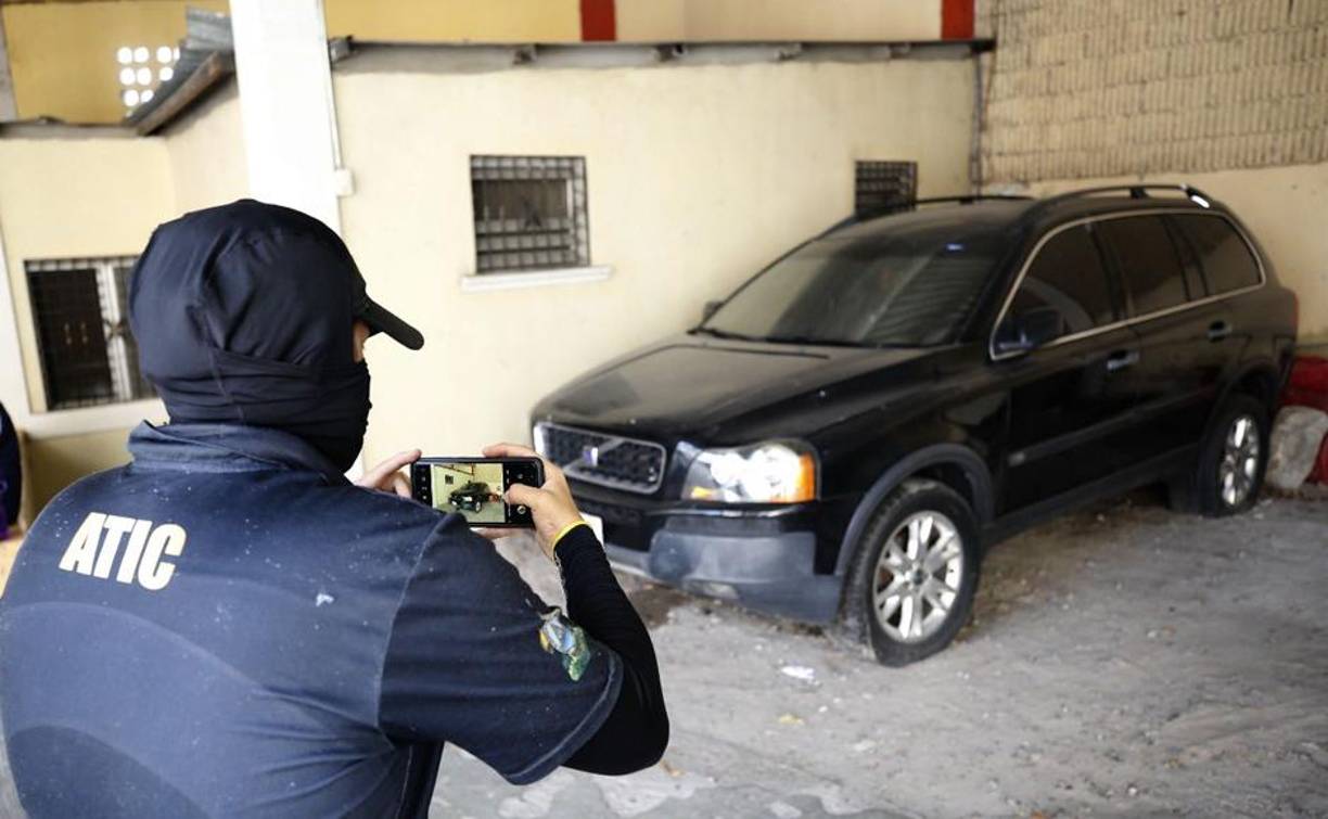 Las autoridades también registraron “37 movimientos financieros (remesas)” enviadas por el comisario en retiro a Estados Unidos, Guatemala y Honduras por un monto de más de 170,000 lempiras (unos 7.000 dólares) y también recibió remesas por más de 181,000 lempiras (unos 7.440 dólares), “sin establecerse el motivo por el cual se efectuaron dichas transacciones”. 