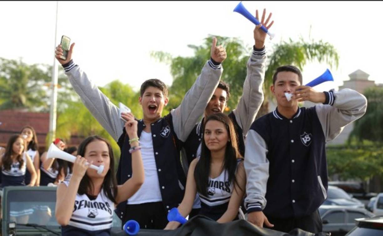 Alegres se mostraron los estudiantes durante la caravana en la que participaron.