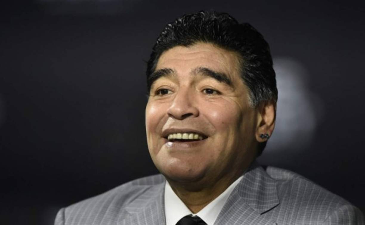 Siendo aún un niño empezó a acaparar la atención por su técnica y su desparpajo para jugar. Su debut en la Primera División fue el 20 de octubre de 1976, a diez días de cumplir los 16 años, en una derrota de Argentinos Juniors ante Talleres por 1-0. Ingresó con la camiseta número 16 en reemplazo de Rubén Aníbal Giacobetti.