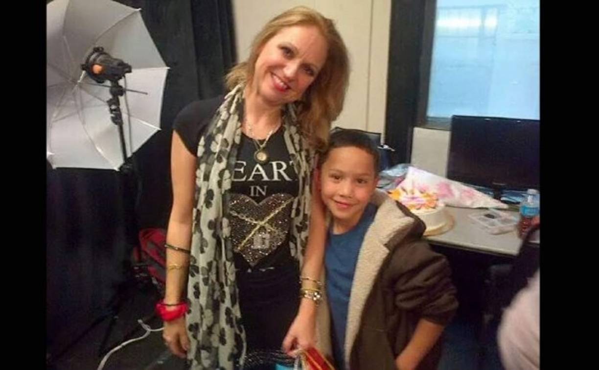 Su deseo por ser actor lo lleva a esforzarse: Ángel viaja desde Connecticut junto a su madre hasta Nueva York para realizar todas sus actividades.