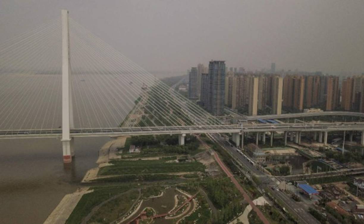 Cientos de vehículos comenzaron a cruzar los peajes que salen de la urbe, en los que se habían instalado controles policiales -ya retirados- que impedían a los residentes dejar Wuhan, según imágenes transmitidas en directo por la televisión estatal CGTN.