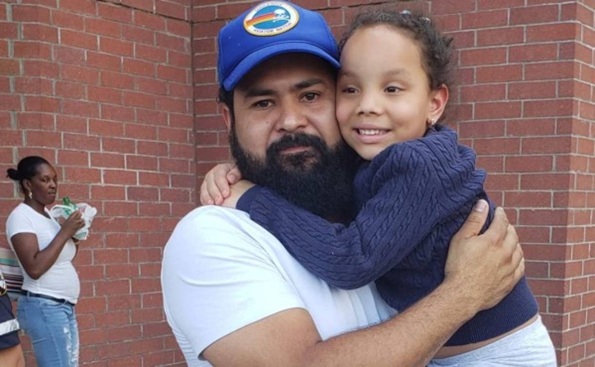 El catracho se encontraba esperando el tren para ir a su trabajo el lunes 23 de septiembre por la mañana en una estación de Kingsbridge Heights en El Bronx, cuando observó a un hombre saltar a las vías cuando se aproximaba el tren.