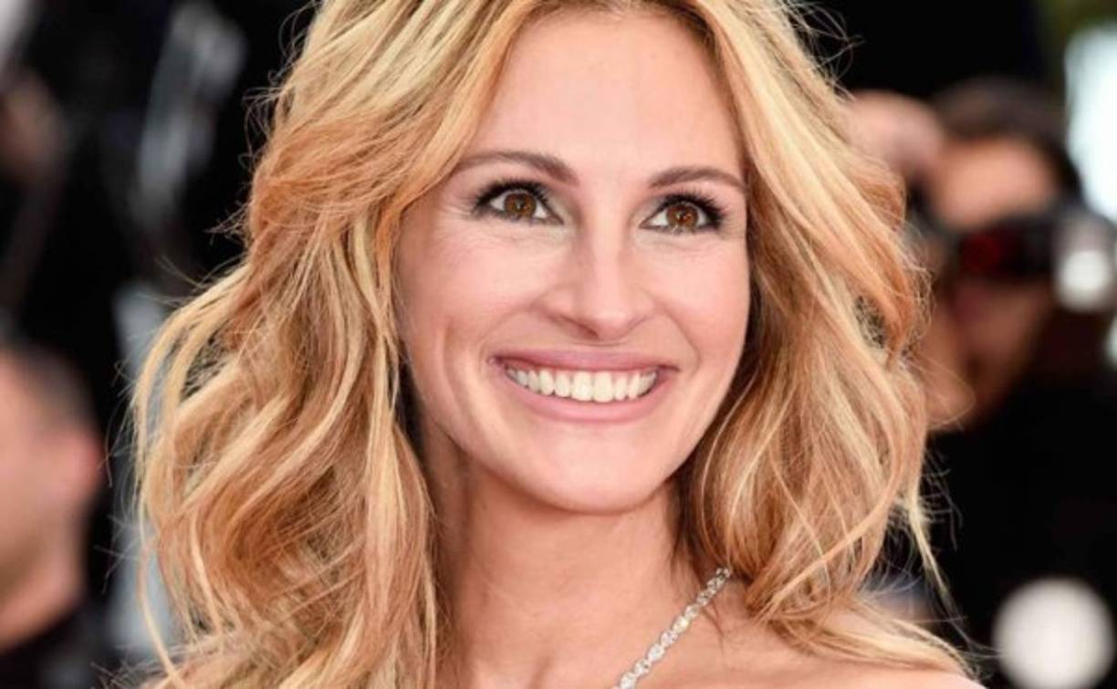 La ganadora del Óscar, Julia Roberts, ha sido señalada por tener un pésimo aliento. La protagonista de 'Pretty Woman', es fanática de la crema de cacahuate, por lo que se presume sea la razón de su mal aliento.