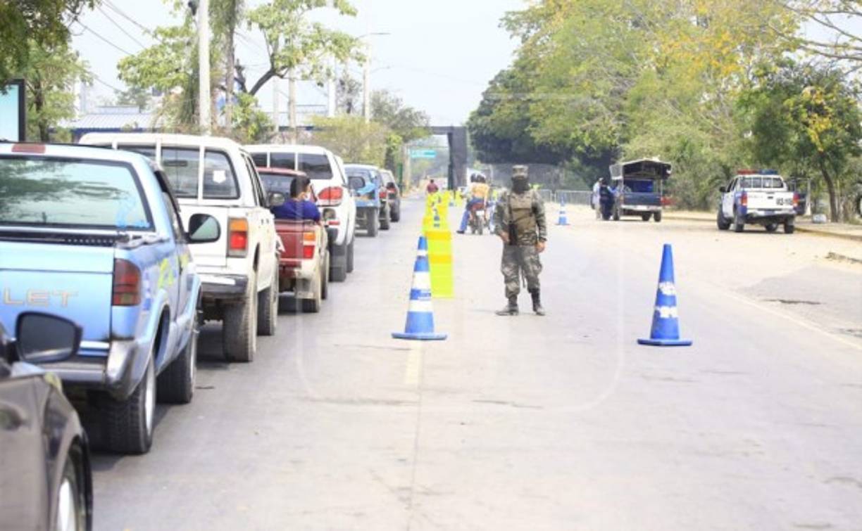 Se prohíbe cualquier mecanismo de las vías públicas de comunicación que impida el paso de trabajadores de la agroindustria, cadena de suministro de alimentos, insumos médicos o personal de salud.