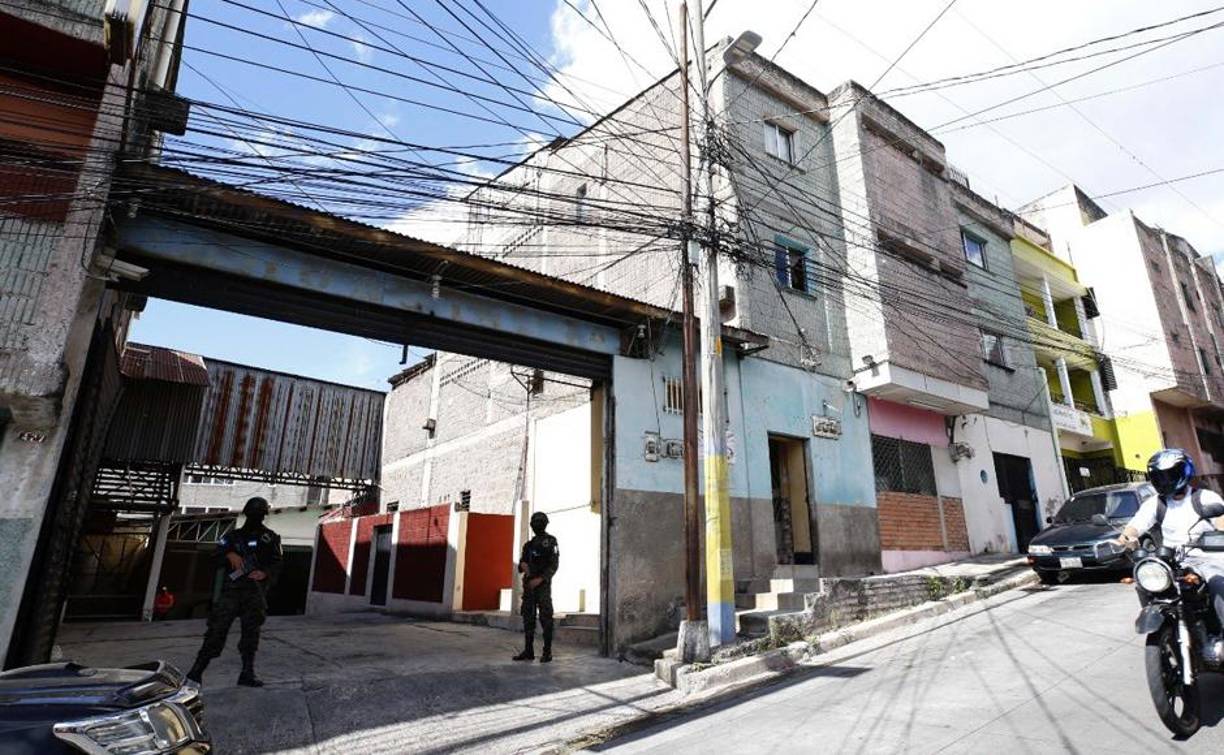 Además, realizó “movimientos financieros atípicos” entre 2011 y 2017, lapso en el que las autoridades observaron “un incremento patrimonial significativo, manteniendo durante todo ese tiempo un saldo a favor de más de 11 millones de lempiras (unos 452,000 dólares), incluido 4.412 dólares”. 