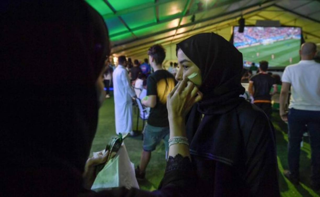 Esta aficionada de Arabia Sudita llegó vestida totalmente cubierta, dejando solo su rostro al descubierto.