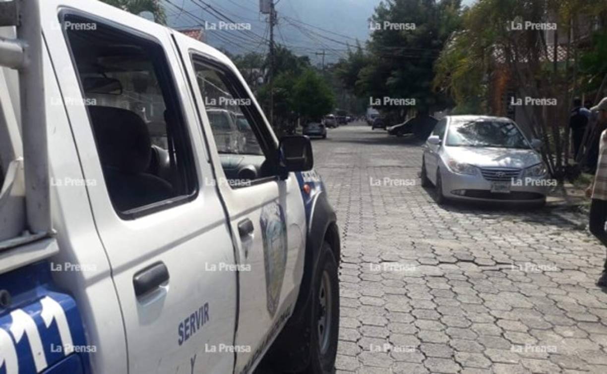 Los tres hombres quedaron tirados en la calle, afuera de una vivienda de color verde y muy cerca de una camioneta con placas HAI 5684.