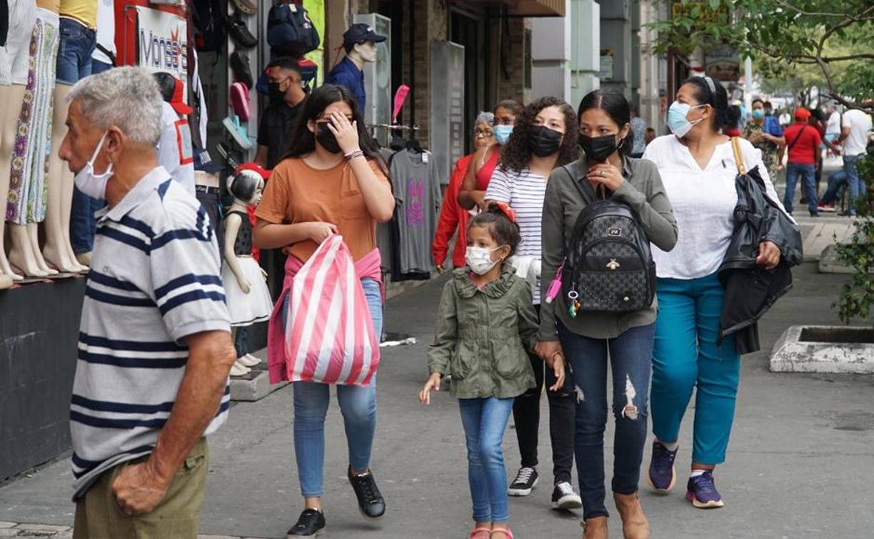Se mantienen las temperaturas bajas debido a la influencia de una masa de aire frío. 