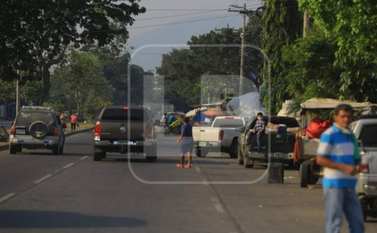 Las principales calles y bulevares lucieron hoy con tránsito vehicular y de peatones.