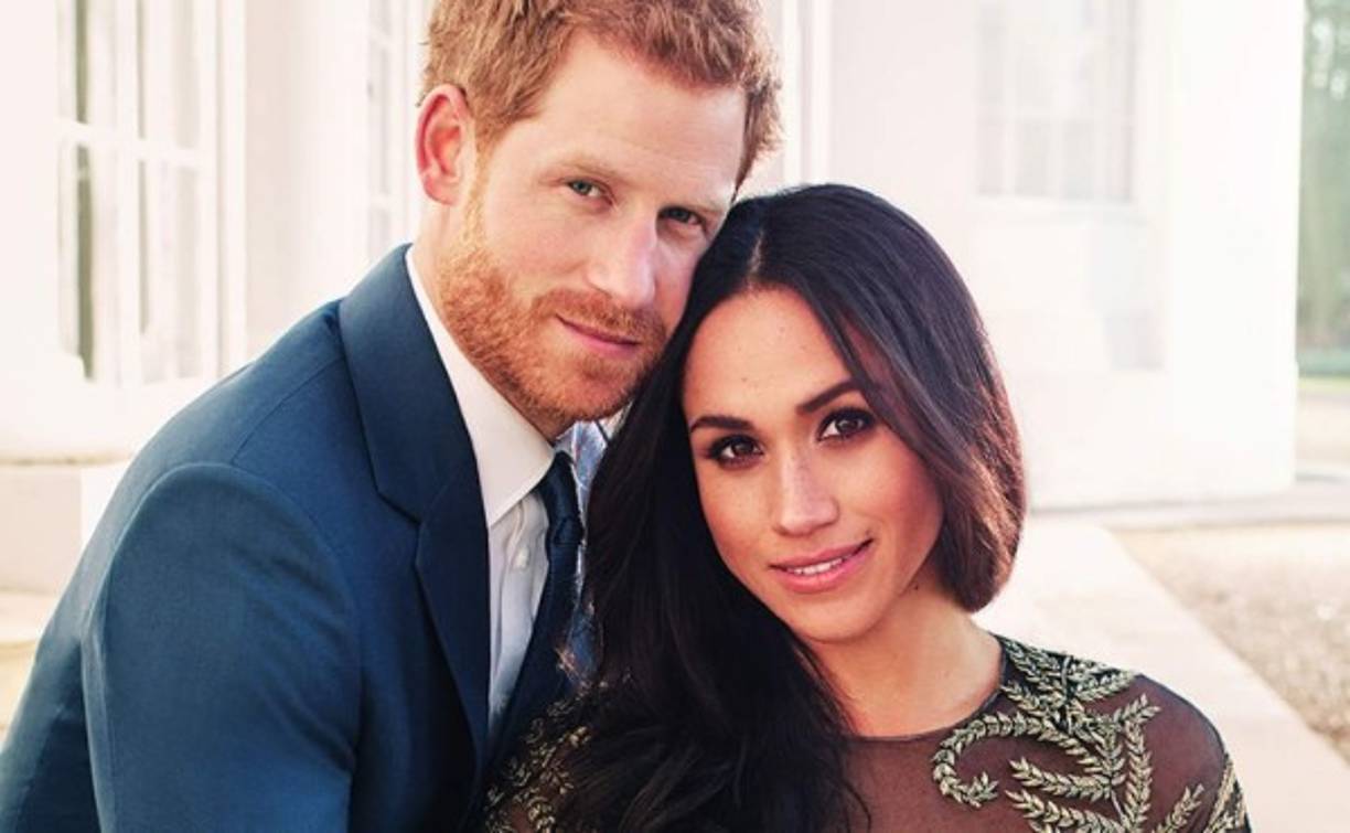 El príncipe Harry y Meghan Markle publicaron los retratos oficiales de su compromiso, casi un mes después de anunciar sus planes para casarse. <br/><br/>Uno de los atuendos elegidos por la exactriz ha llamado la atención no solo por la belleza del vestido, sino también por su atrevida transparencia y su elevado costo.<br/><br/>