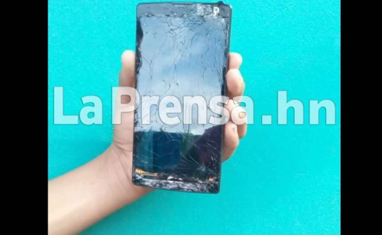 El teléfono celular de Ángel Rigoberto Mejía quedó inservible tras ser alzanzado por un rayo en el barrio Erandique de Lempira.