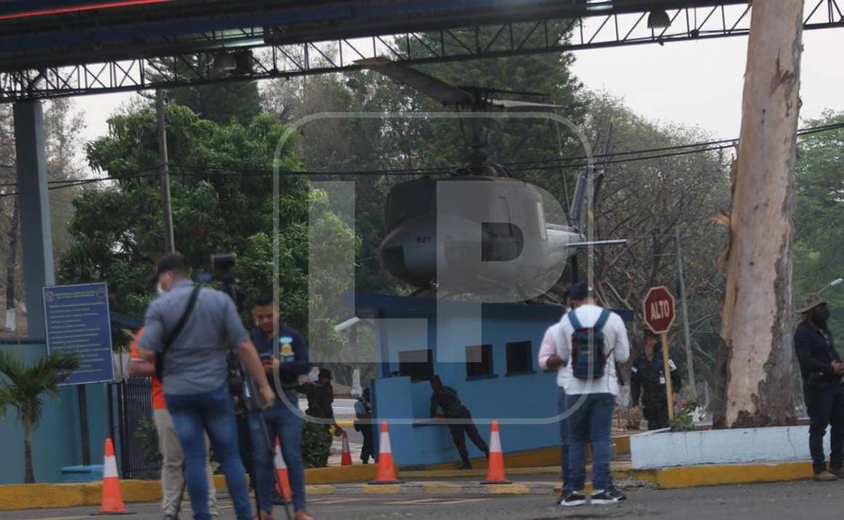 Miembros de la prensa nacional e internacional apostados en las afueras del plantel de Fuerzas Especiales. 
