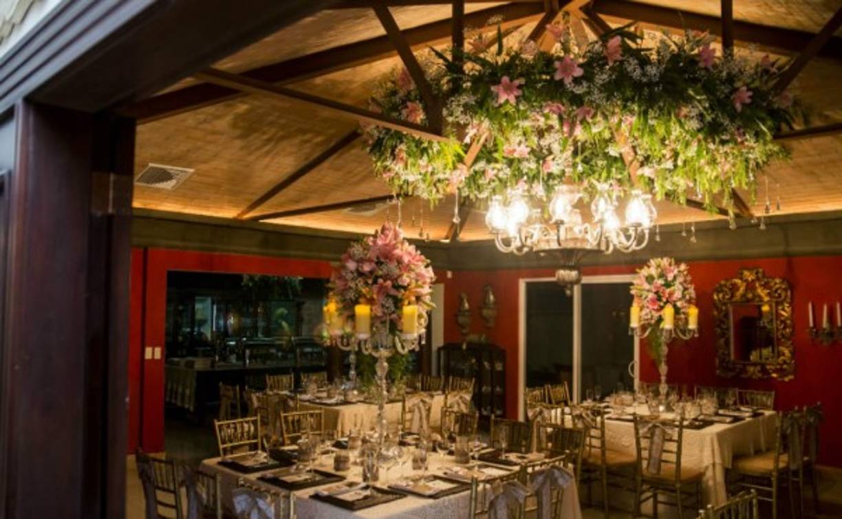 Sofisticación primaveral. Lirios, candelabros y detalles. Perfume a campo, elegancia y aires románticos predominaron.