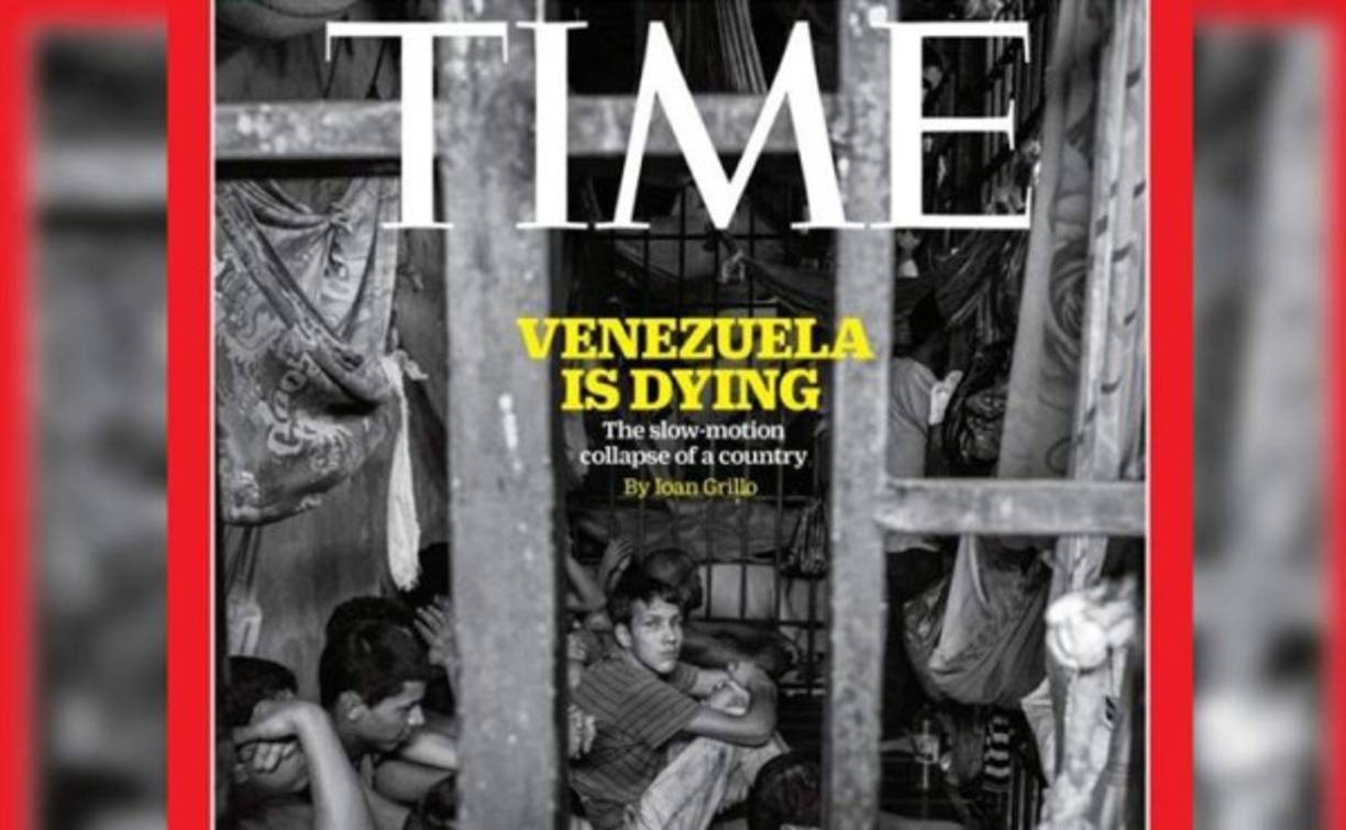 'Venezuela, el país que una vez fue el más rico de América latina ahora se desmorona', así arrancó un extenso reportaje la prestigiosa revista estadounidense Time sobre la crisis venezolana, a la que le dedicó la portada de su edición de agosto. 'Venezuela se está muriendo: el colapso en cámara lenta de un país', es el título de Time que ha causado la ira del presidente Nicolás Maduro. Y además muestra una elocuente foto en blanco y negro de un grupo de presos, todos jóvenes, hacinados en una comisaría del Chacao. Las interminables filas de miles de personas que buscan alimentos en los supermercados, la escasez de los productos de la canasta básica y los testimonios de los afectados son los protagonistas del artículo, que apunta a la 'revolución bolivariana' del ex presidente Hugo Chávez como el origen de la crisis.