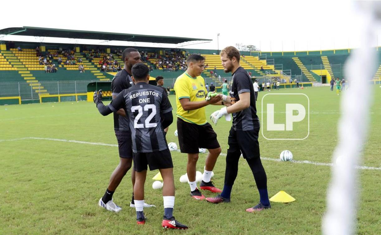 Los porteros del Parrillas One realizando su trabajo de calentamiento.