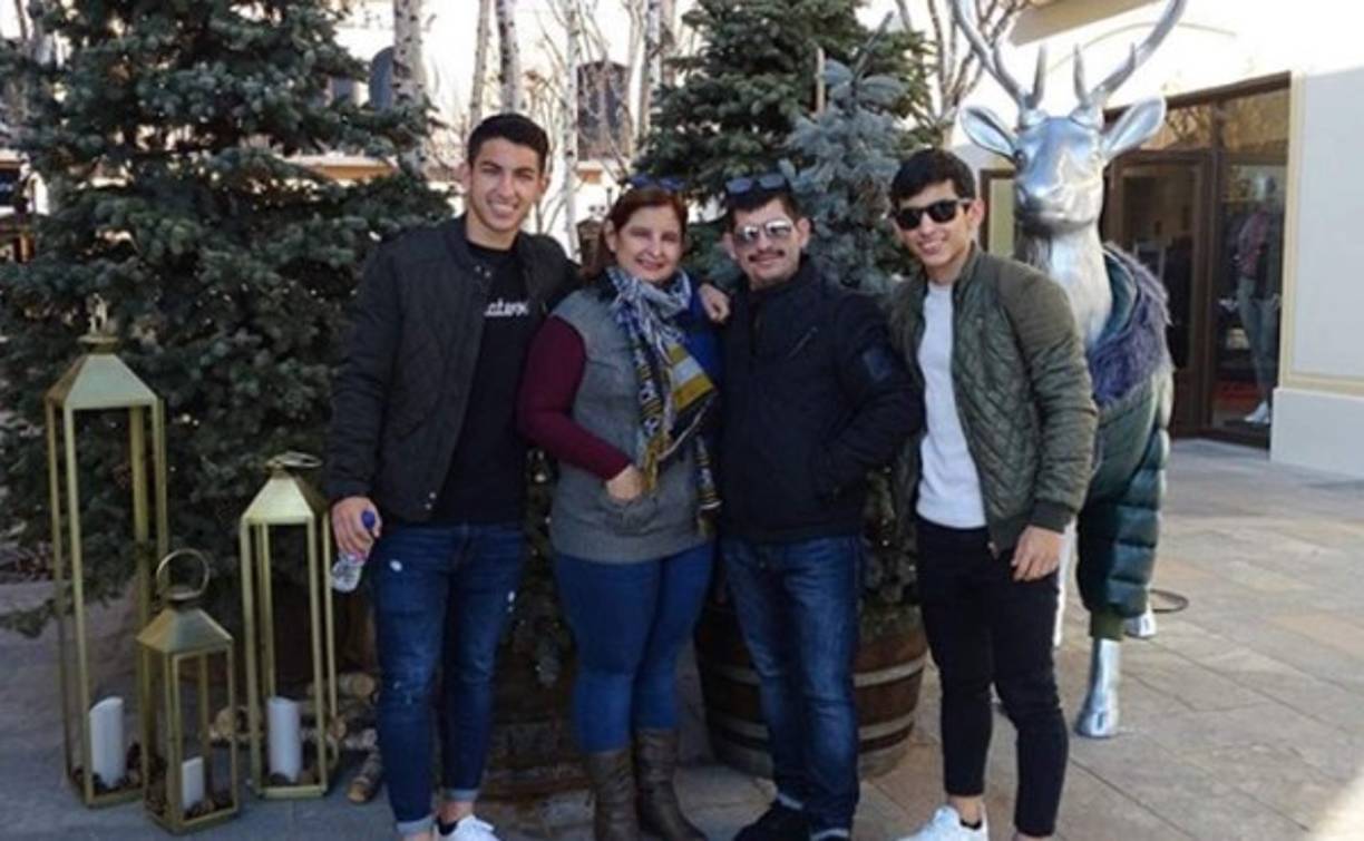 El joven fue descubierto por la escuela de fútbol de Nestor Matamala y sus 14 años viajó a Europa para luchar por sus sueños. Es nacido en San Pedro Sula un 21 de agosto de 1996. Su religión es la evangélica y la profesa con mucha devoción siendo un sorprendente ejemplo de fe a pesar de que a pasado lejos de casa la mayoría de su vida. Aquí con sus padres y hermano.