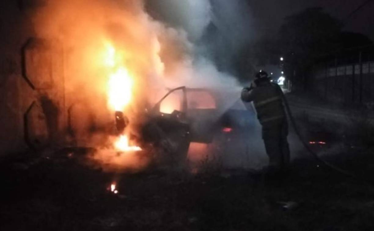 Familiares de la víctima se presentaron al lugar donde fue llevado el vehículo calcinado para intentar reconocerlo y confirmaron que se trataba del mismo.