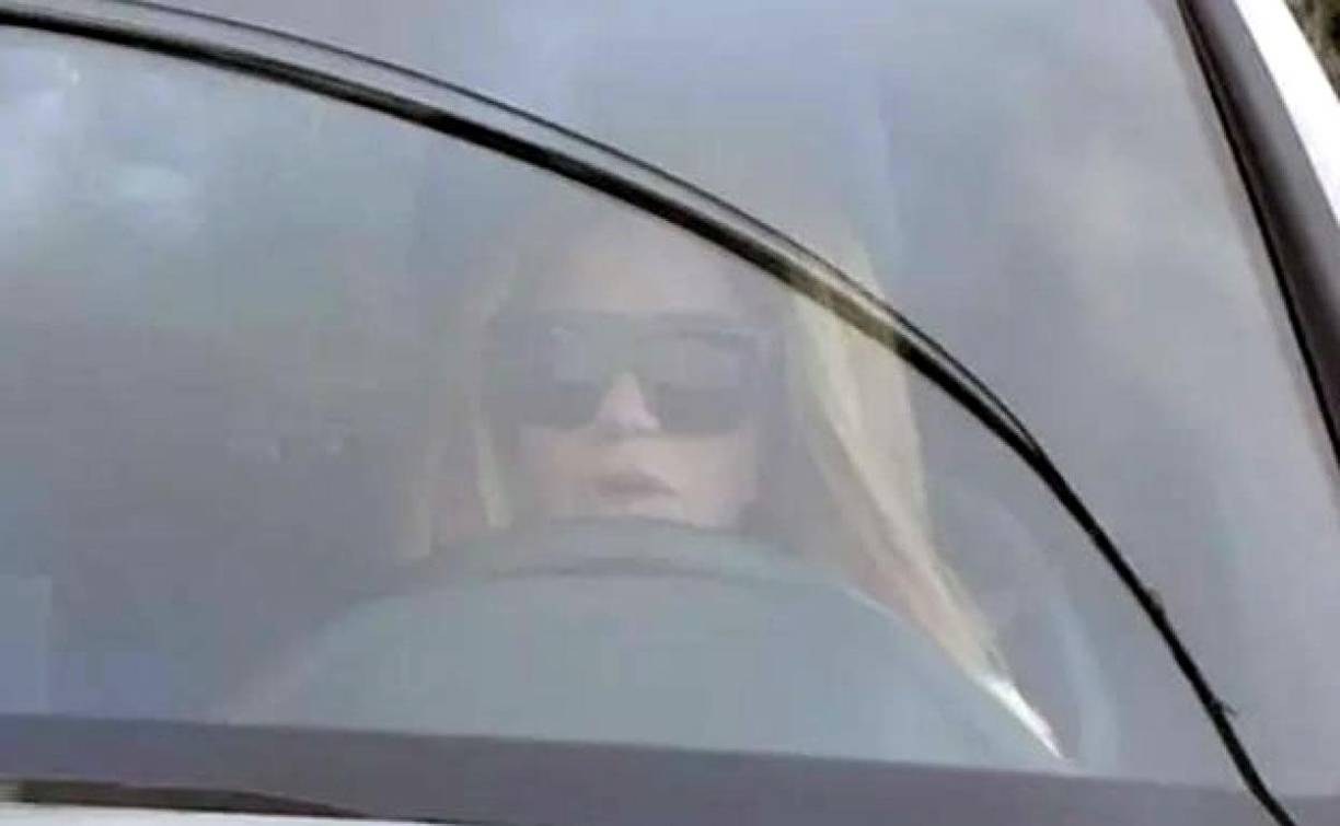 Haciendo oídos sordos a esos rumores, Shakira ha reaparecido tras la fiesta que dio en su casa el pasado domingo para celebrar el éxito de su nuevo single y que muchos han interpretado como una provocación para ‘fastidiar’ a sus exsuegros. Muy seria, al volante de su propio carro, la cantante ha preferido no pronunciarse sobre las polémicas en las que se ha visto inmersa en los últimos días.