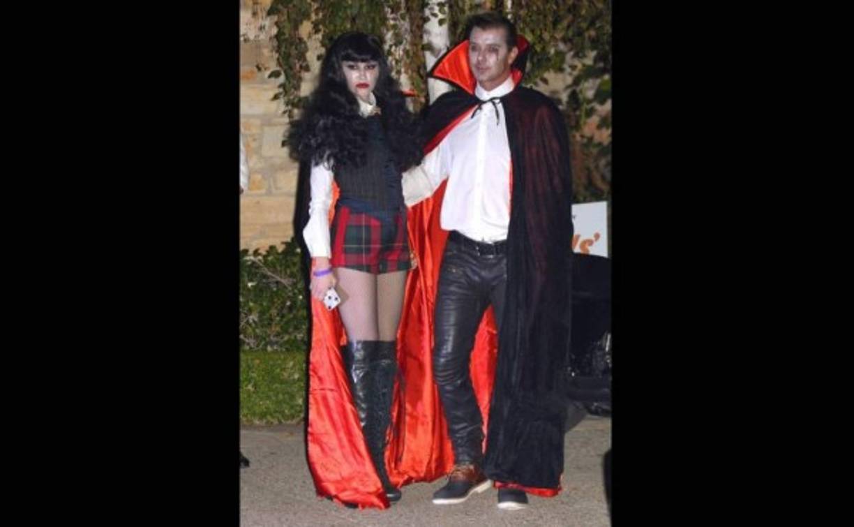 ¿Quién es? Es Gwen Stefani, quien prefirió este sangriento disfraz para la noche.
