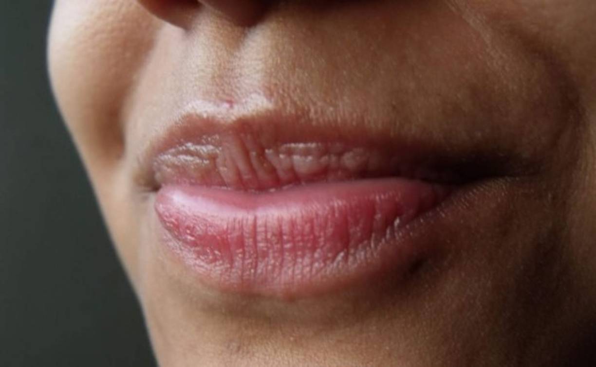 Los labios son una de las principales características que determinan la personalidad. Con ellos demostramos cuando nos sentimos felices, enojados o tristes, la primera indicación física es la boca. <br/><br/>Jean Haner, una experta en lectura de cara y autora de 'La sabiduría de tu rostro', cree que la forma de la boca está directamente relacionada con la manera en la que nos comportamos, basado en el antiguo arte chino de la lectura facial. 'Lo más importante que tus labios dicen es como eres en las relaciones y que nivel de entrega tienes', dijo Haner a Cosmopolitan. <br/><br/>'Naciste con las características que tienes por una razón: cada característica está vinculada a una parte de tu personalidad y todas trabajan juntas para representar quién eres'.<br/><br/>Aprende a identificar qué revela la forma de tu boca o la de la persona que te interesa.<br/>