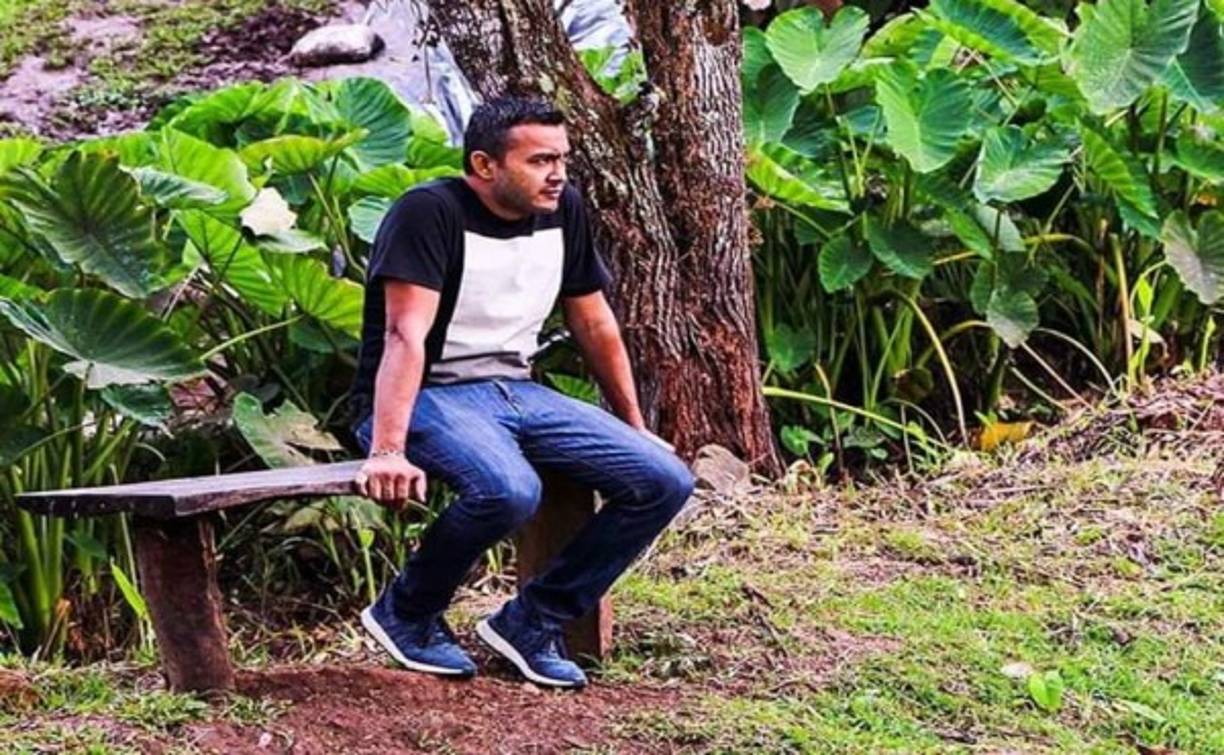 El joven fue hallado sin camisa, vestía un pantalón de color azul y unos tenis blancos. Tenía en su cuello una herida por arma blanca tipo cuchillo.