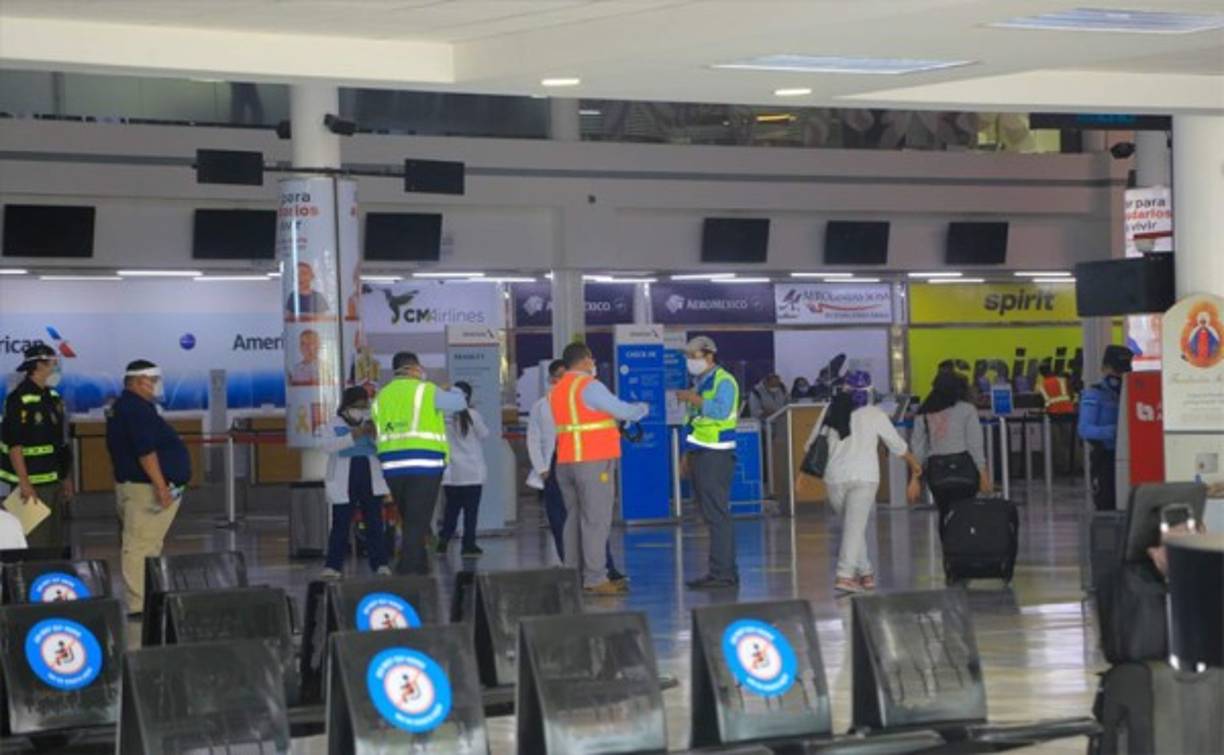 Solo están abiertas las farmacias y agencias de banco para cualquier transacción dentro de los aeropuertos.