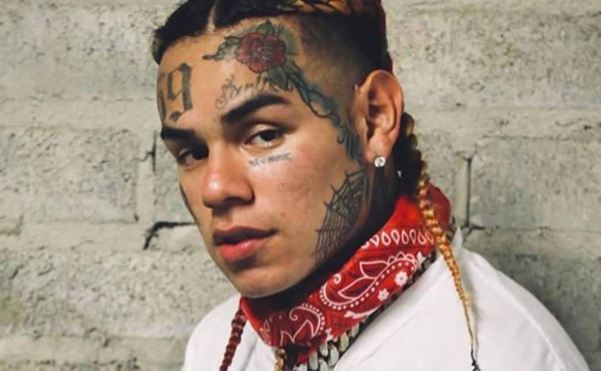 Daniel Hernández, más conocido por su nombre artístico Tekashi 6ix9ine es un rapero estadounidense que fue arrestado el lunes de esta semana por las autoridades de New York, por ser relacionado con el crimen organizado. Por sus múltiples delitos podría correr el riesgo de pasar toda su vida en la cárcel.