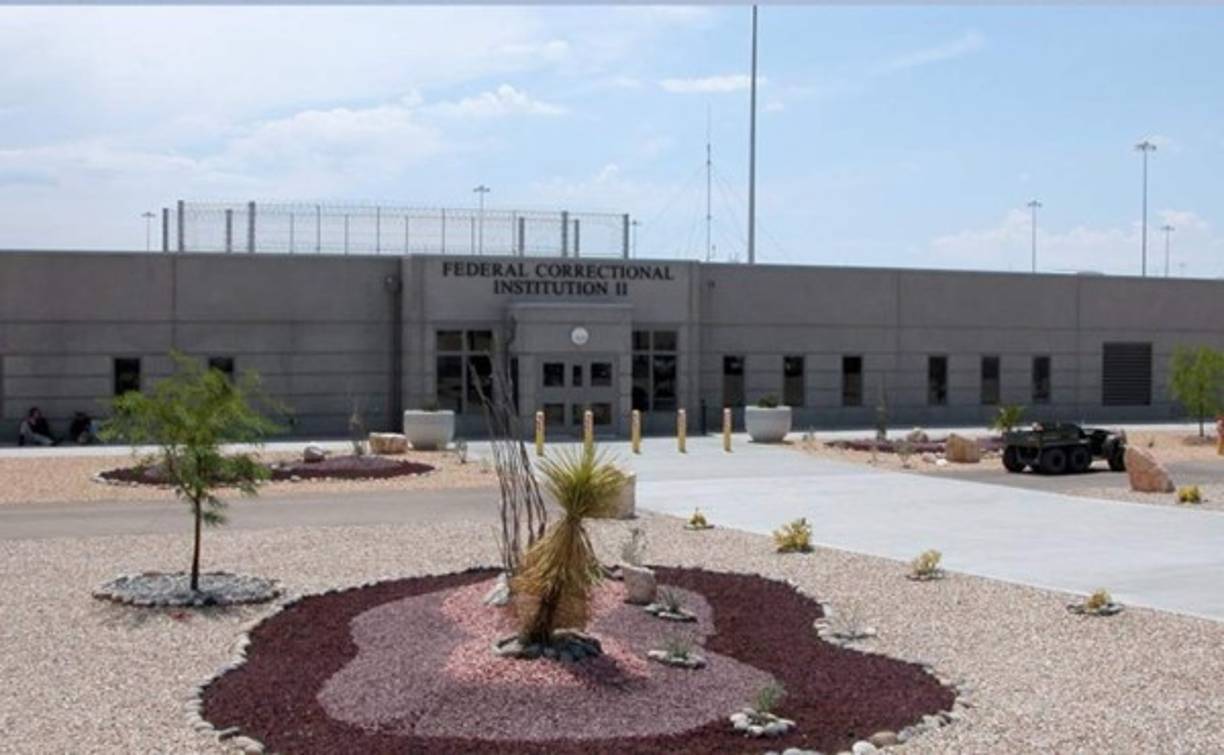 Está ubicada en un terreno que antes formaba parte de la Base de la Fuerza Aérea George, ubicada dentro de los límites de la ciudad, a 8 millas (13 km) al noroeste del centro de Victorville, California, y aproximadamente a 85 millas (137 km) al noreste de Los Ángeles. Foto Oficina Federal de Prisiones