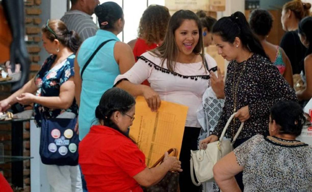 ARCHIVO - En esta foto de archivo del 8 de marzo de 2020 la gente marcha en el Día Internacional de la Mujer en la Ciudad de México. La organización de derechos humanos Amnistía Internacional dijo en un informe el miércoles 3 de marzo de 2021 que algunas autoridades de cinco estados mexicanos, incluida la capital, violaron los derechos de las mujeres que protestaban por la violencia de género en manifestaciones en 2020, citando detenciones arbitrarias y agresiones físicas y verbales, amenazas e incluso agresiones sexuales. (AP Foto/Eduardo Verdugo, Archivo)