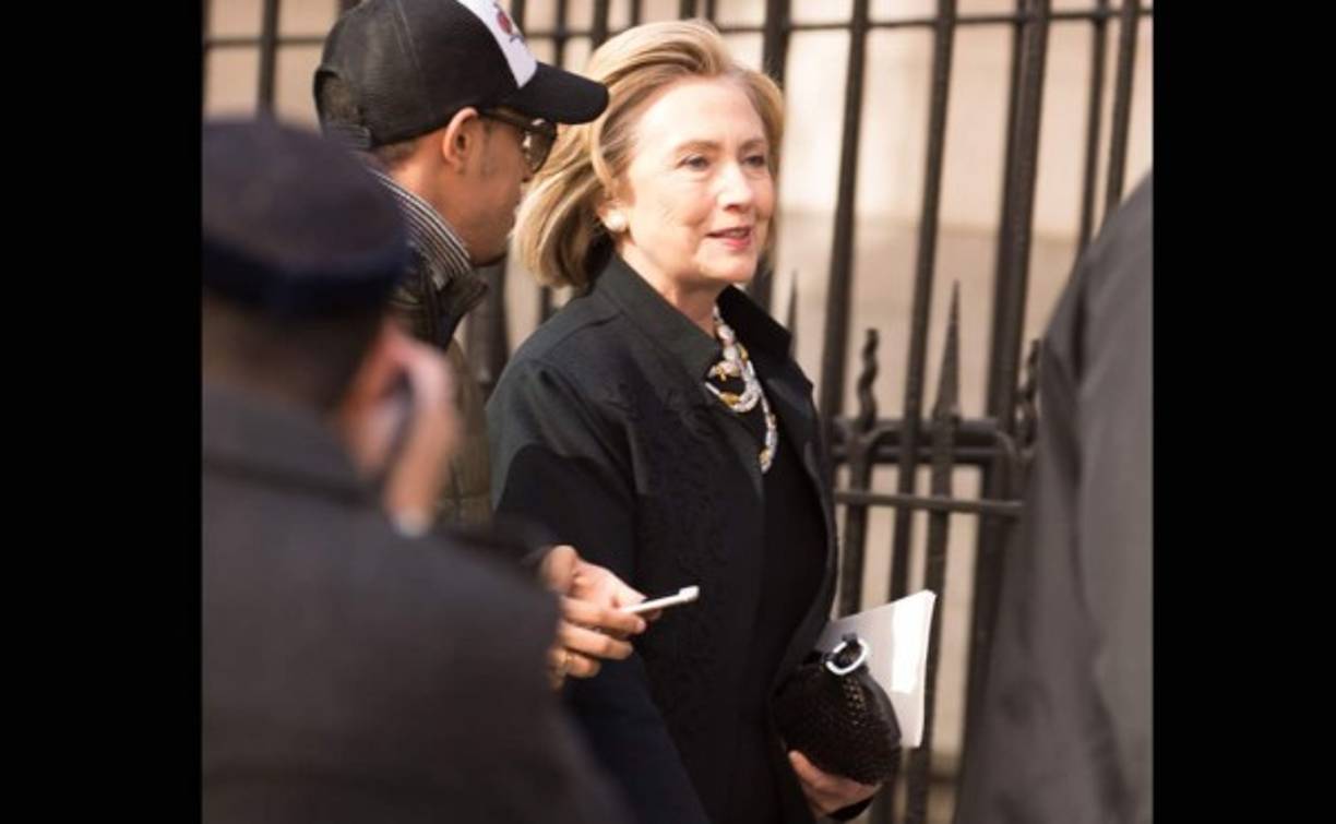 Hillary Clinton da el último adiós a Óscar de la Renta.