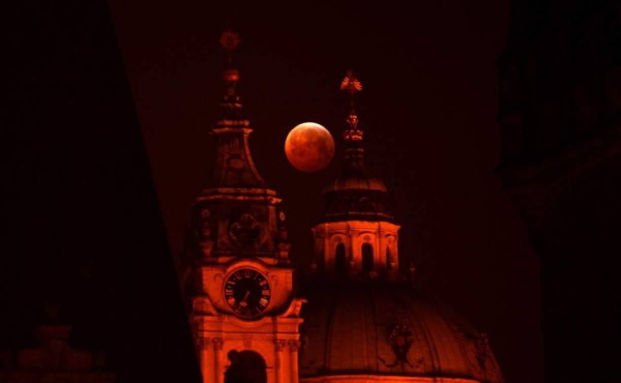 Una serie de circunstancias celestes inusuales coincidieron el domingo por la noche para ocultar la Luna que luego reapareció vestida de un tenue rojo en un eclipse total que cautivó a los observadores en las Américas, Europa y Africa.