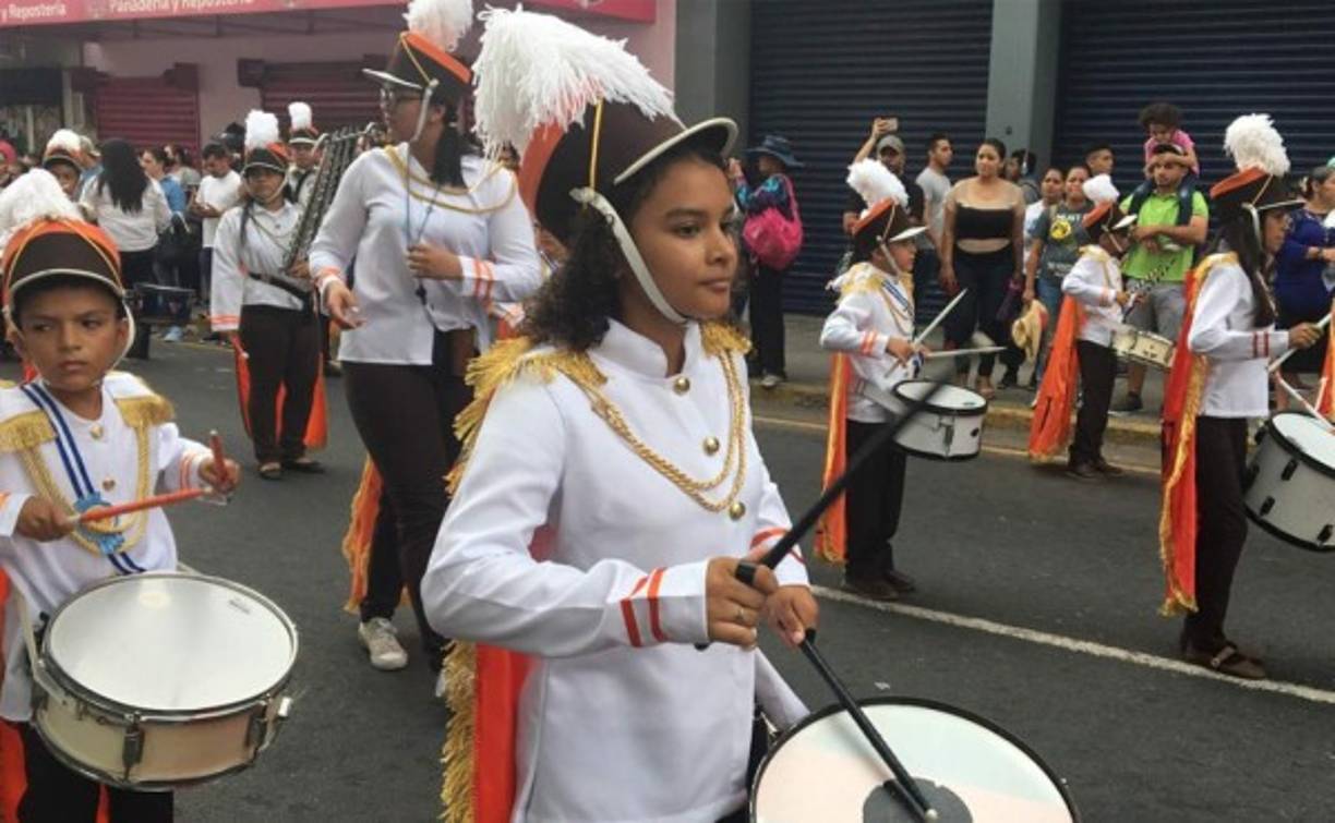 Escolares del instituto Torre Fuerte mostraron su talento en la banda de guerra. Este centro educativo fue de los primeros en desfilar por la tercera avenida de San Pedro Sula.