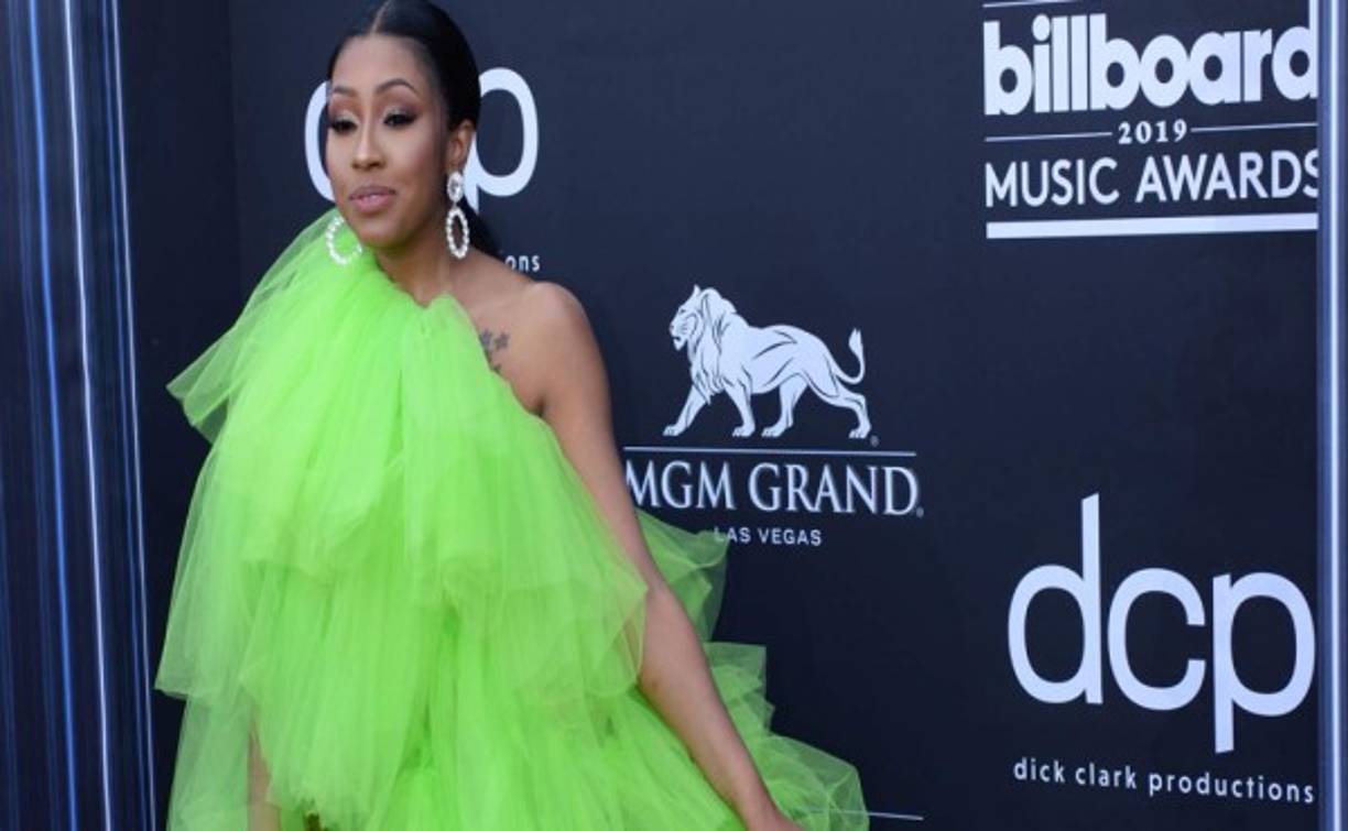 Caresha Brownlee vistiendo de color verde y mostrando un poco de piel en los Billboard Music Awards 2019.