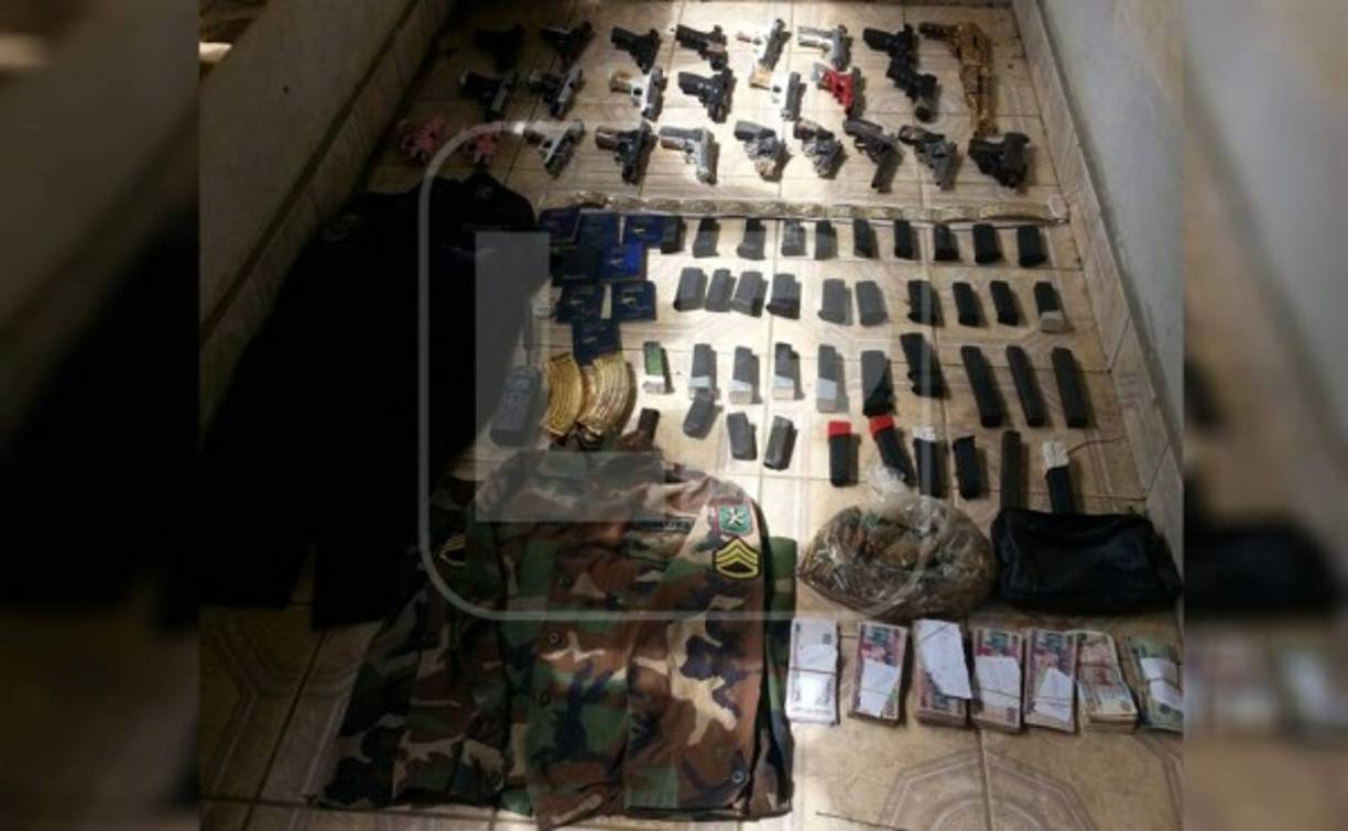 Una AK-47 sobresale entre todas por el color dorado. A simple vista se diría que se trata de una AK de oro, similar a la que le fue encontrada en enero de 2013 a Héctor Emilio Fernández Rosa, alias Don H, pero esta solo está pintada en color dorado al igual que dos cargadores, ninguno tiene baño ni es de oro, constataron las autoridades cuando las incautaron.