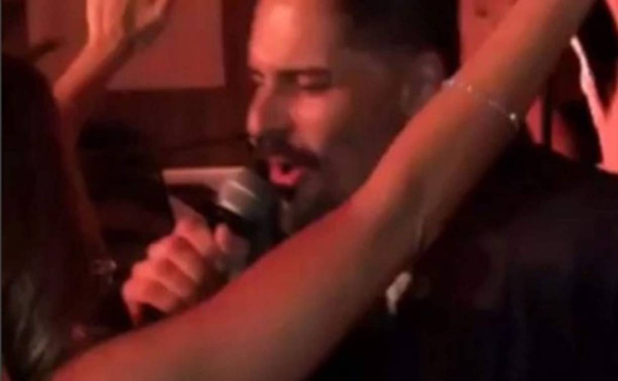 Joe Manganiello le canta a Sofía Vergara.
