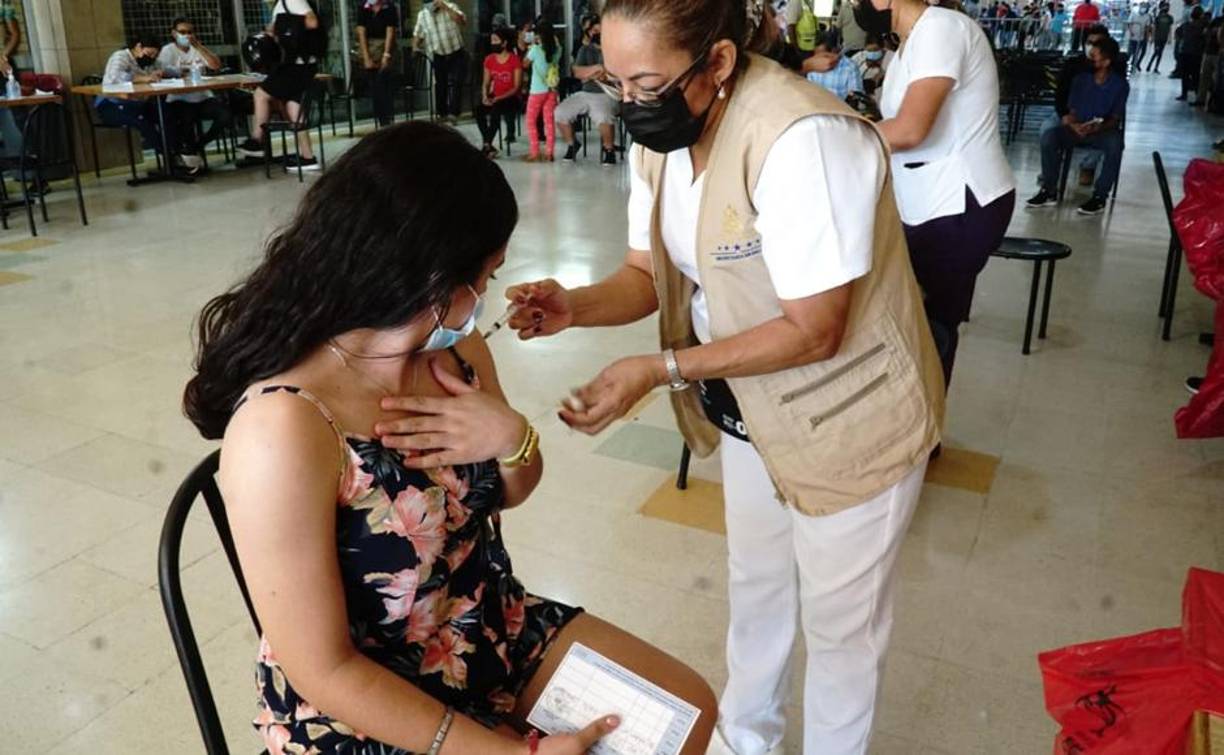 En la Terminal se instalaron puestos de vacunación contra el covid-19. 