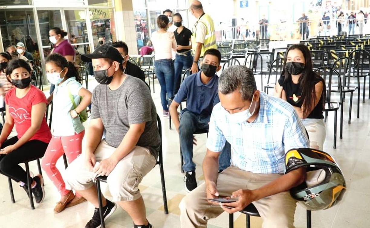Hondureños esperando su turno para vacunarse en la Terminal. 