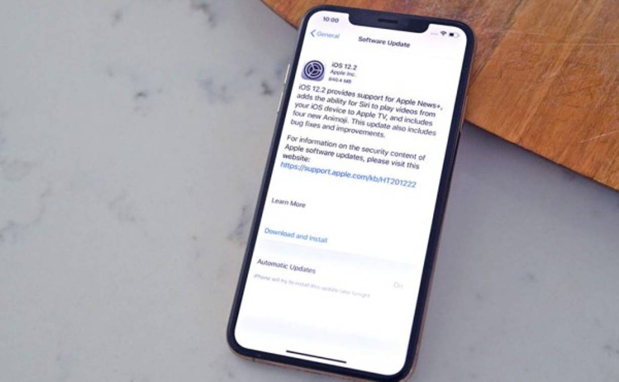 En la sesión de anuncio de sus servicios, Apple aprovechó para anunciar su iOS 12.2, una actualización que ya puedes descargar en este momento. La nueva versión del sistema operativo llega con algunas características interesantes.<br/>Destacan los nuevos Animoji: búho, jabalí, jirafa y tiburón. Por supuesto, solo están disponibles en los iPhone X, XS y XR, además de los iPad Pro de 12,9 y 11 pulgadas.