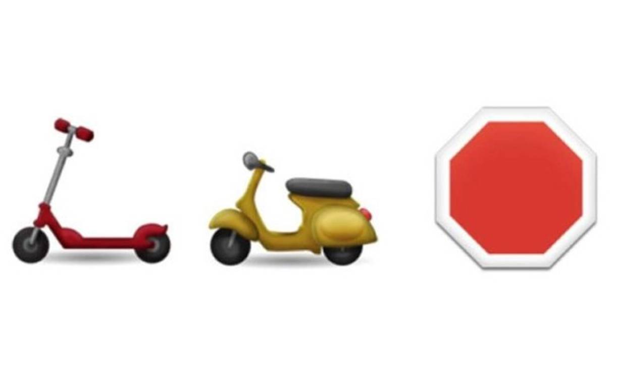 Un monopatín para niños, una motoneta y una señal de advertencia.