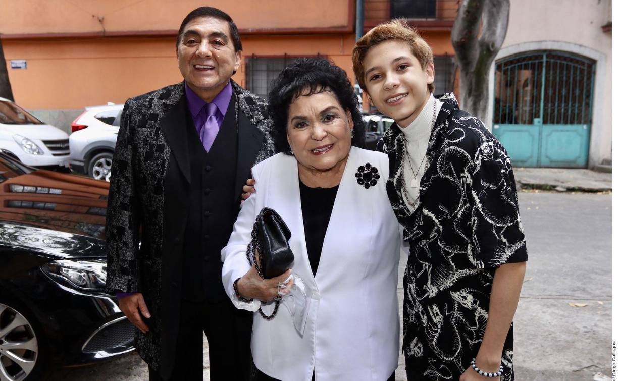 “Ocurrió a las 10 de la noche aproximadamente, en su casa, después de trabajar porque ella es imparable trabajando, cenó vio su telenovela y de pronto nos llamaron que estaba desmayada. “Se empezó a sentir mal de un momento a otro y los médicos nos dicen que estemos al pendiente aquí. El diagnóstico es delicado”, dijo Plascencia.