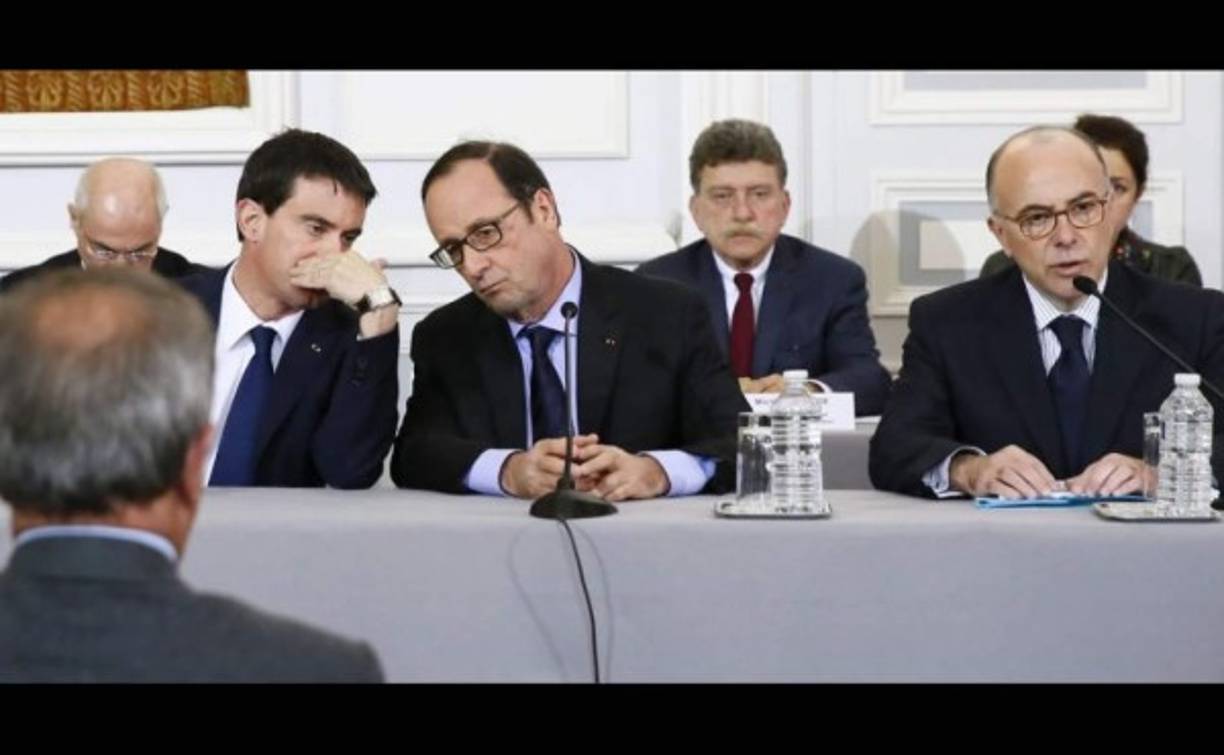 El presidente francés, François Hollande (c), el primer ministro, Manuel Valls (i), y el ministro del Interior, Bernard Cazeneuve (d), durante una reunión de crisis ante la toma de rehenes en Dammartin-en-Goële (noreste de París)