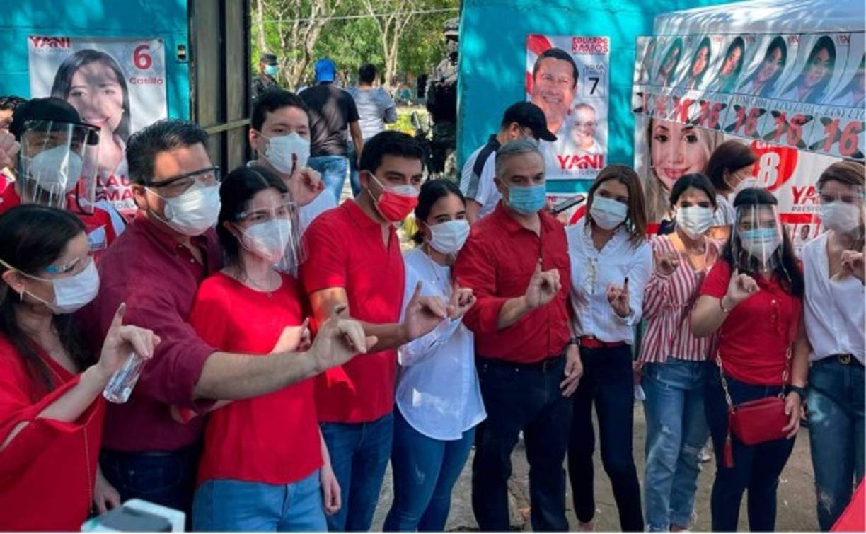 'Ejercí el sufragio junto a mi familia, basándome en las necesidades de nuestro pueblo y en los problemas que abaten a todos los hondureños', aseguró Yani en sus redes sociales.