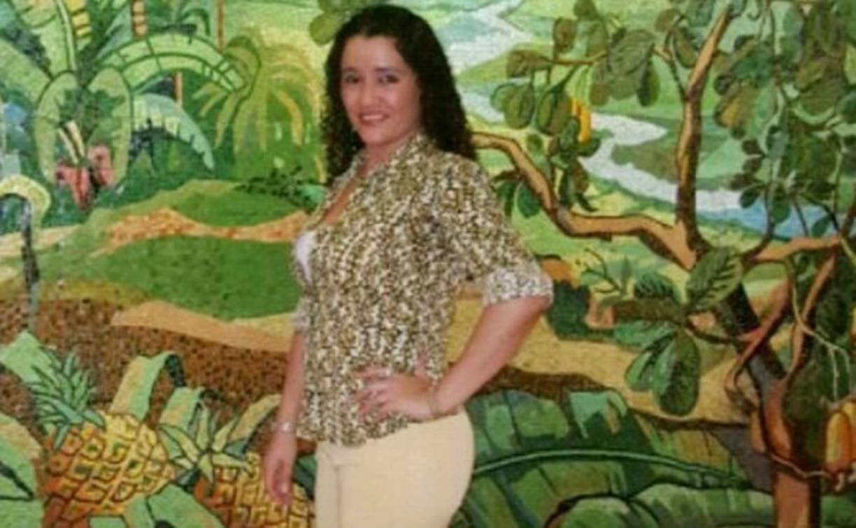 Un guardia de seguridad que una comerciante llevó a su apartamento la mató ayer a puñaladas en el barrio Medina. La víctima respondía al nombre de Mirian Elizabeth Díaz Bautista (de 37 años), según lo informado por sus familiares. El crimen de Díaz se suscitó en un edificio de tres plantas situado entre la 15 calle y la 5 avenida del referido barrio. En el apartamento estaba un hijo de la mujer de 13 años, quien escuchó los gritos de auxilio de su madre cuando era ultimada, y al salir de su dormitorio miró cuando el homicida iba huyendo. Las autoridades informaron que al revisar el teléfono celular de la comerciante en el WhatsApp su hijo miró en uno de los contactos la fotografía del individuo que mató a su madre. Las autoridades forenses, fiscales y de la Dirección Policial de Investigaciones (DPI) levantaron el cadáver de la comerciante a las 10:15 am.