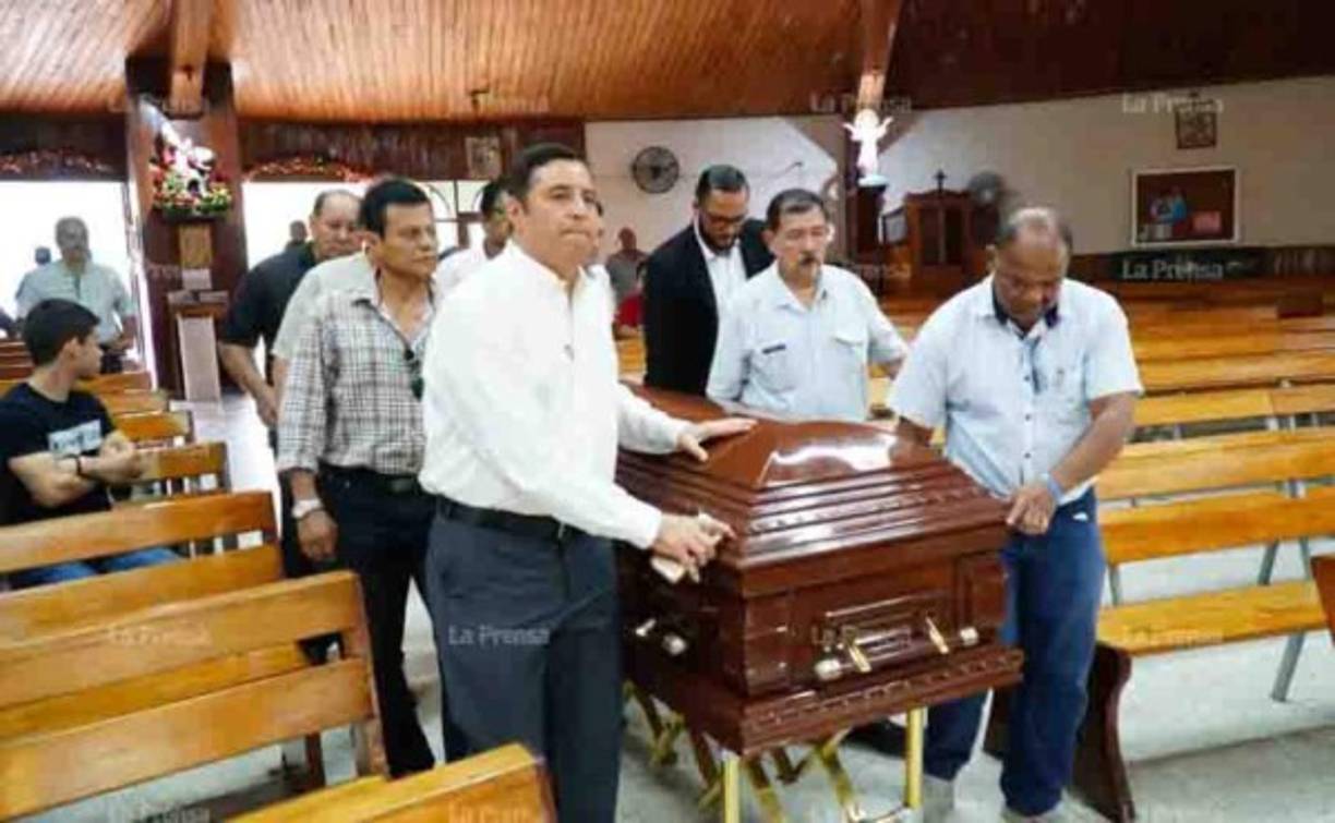 Familares y amigos le dieron este sábado el último adíos al entrenador Edwin Pavón, quien murió a los 56 años de edad.