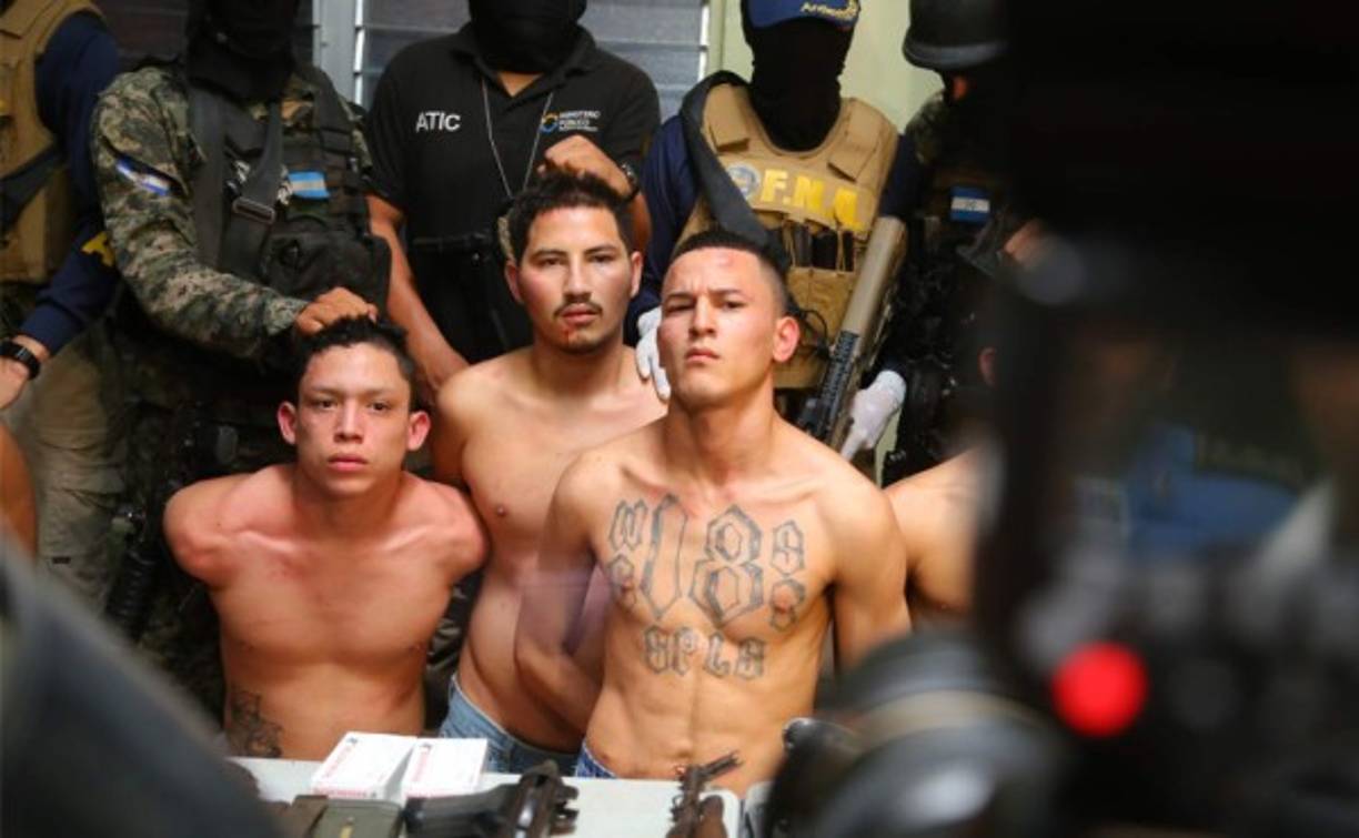 En primer plano, Darwin Adolfo Miranda Serrano alias 'El Morro' y José Ramón Hernández Rivera 'El Inquieto' confesaron haber asesinado al periodista de HCH Igor Padilla.