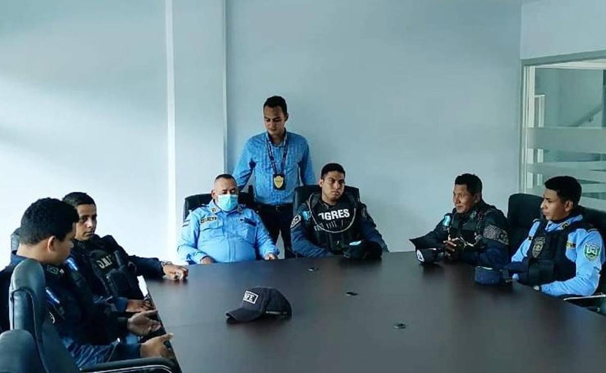 En las instalaciones de la jefatura policial de la ciudad de Catacamas, fiscales capacitan a elementos de seguridad sobre derechos humanos. 