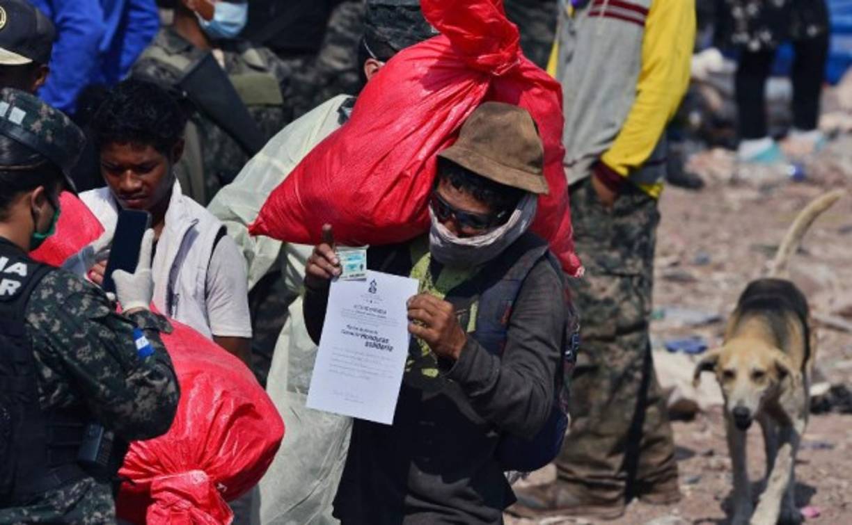 Algunos de los manifestantes aseguraron a periodistas que ya han recibido una bolsa con al menos 18 productos de la canasta básica, como harina de maíz, arroz, fríjoles, pasta, azúcar, café, y manteca, así como mascarillas, gel antibacterial y artículos de higiene.