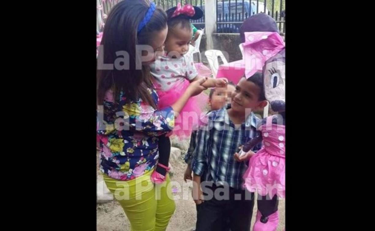 María Munguía (2) en brazos de su madre Conifer Johana (desaparecida) y Brayan Munguía (6) son los dos pequeños que murieron ahogados en el río Taujica de Tocoa, Colón.