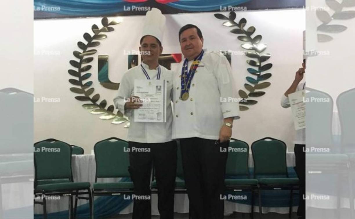 Graduado como chef. Entre las destrezas adquiridas por Herrera estaba el de saber cocinar. El reconocido chef Hernando Moreno le otorgó diploma por cursar estudios culinarios en su escuela hace 4 años.
